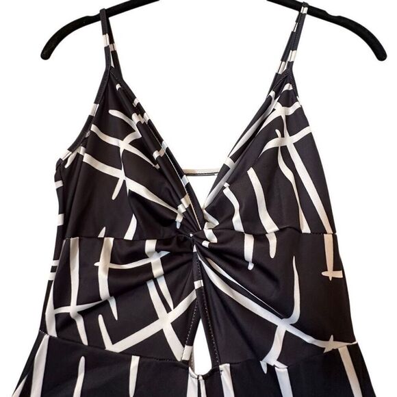 Soho Chic Geometric Sleeveless Keyhole Cutout One Piece Black White Jumpsuit Sma - Picture 3 of 7